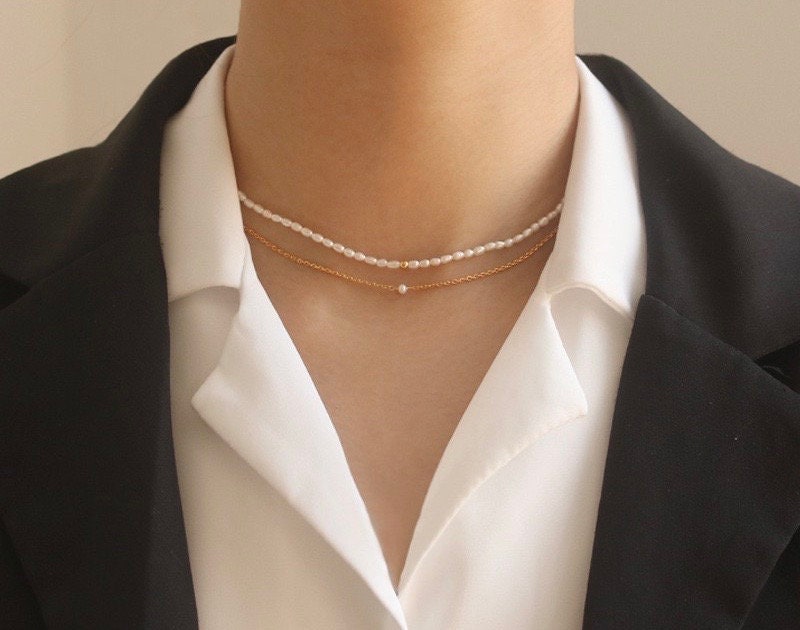 Zierlicher Perlen-Choker, mehrlagige Perlenkette, baumelnde einfache Perlenkette für den Alltag, einzelne zierliche Perle, minimalistische einfache Kettenhalskette