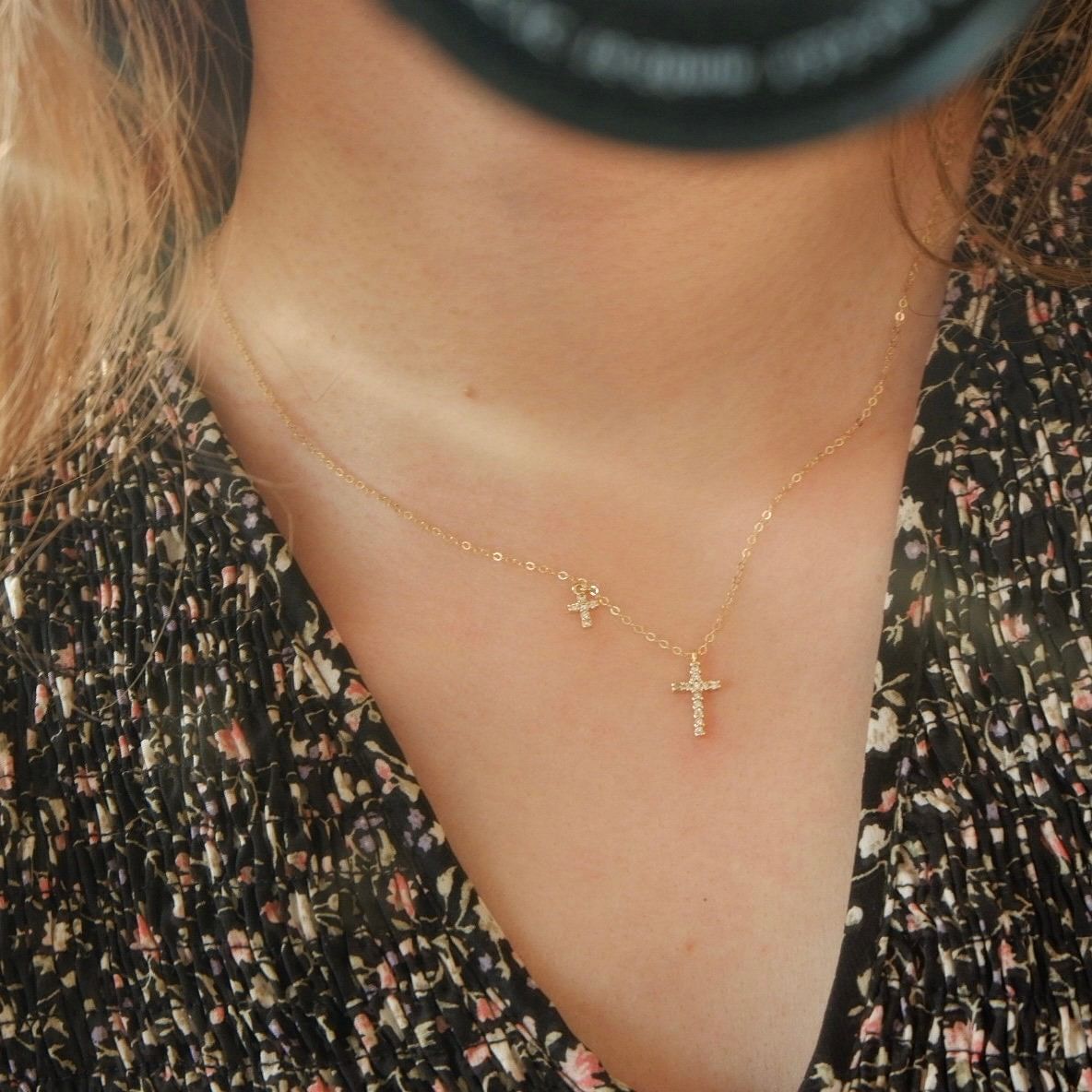 14k Gold gefüllt Zierliche Kreuz Charm Halskette Zarte Layering Halskette Minimalistische Schlichte Kette Halskette Double Cross Dangle Halskette