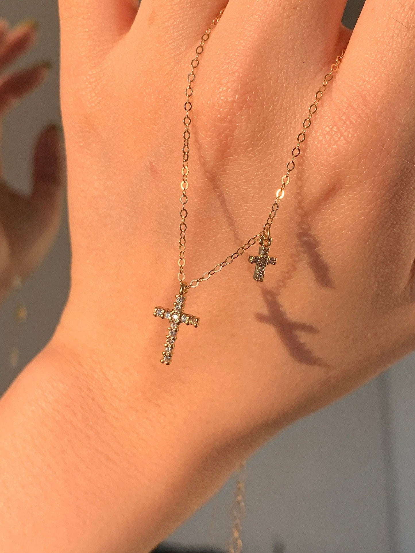 14k Gold gefüllt Zierliche Kreuz Charm Halskette Zarte Layering Halskette Minimalistische Schlichte Kette Halskette Double Cross Dangle Halskette